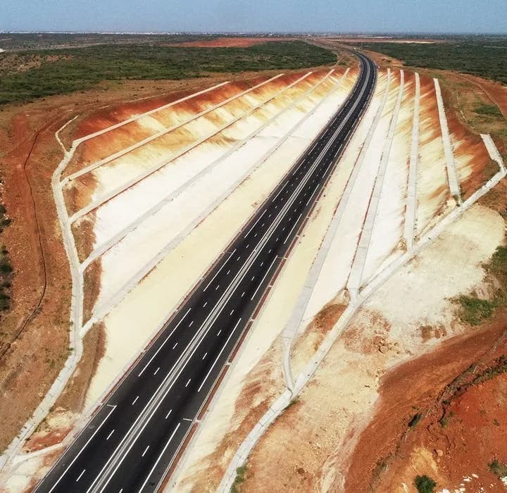 Autoroute traversant un remblai de latérite au Sénégal